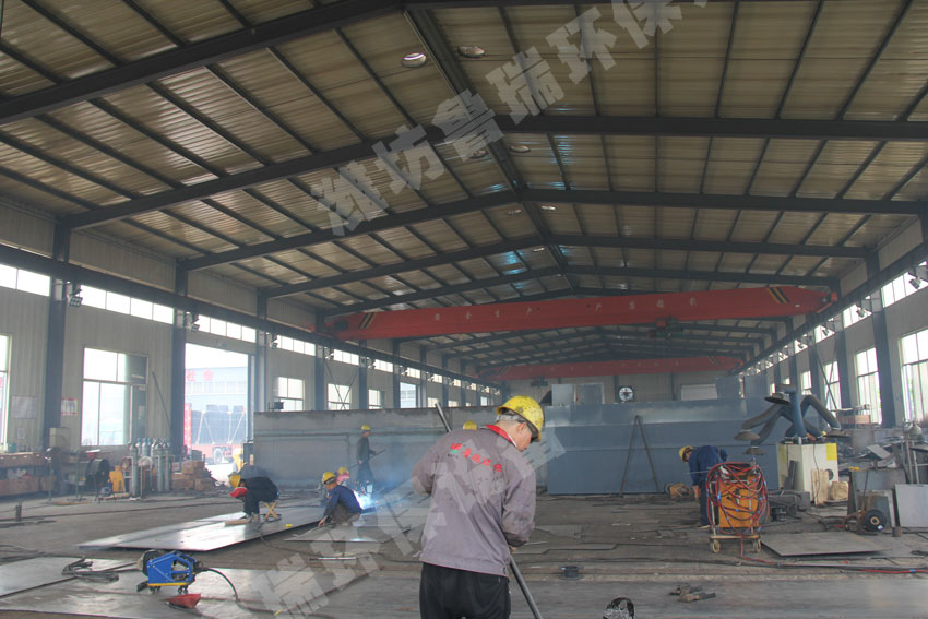 地埋式污水處理設(shè)備車間加工現(xiàn)場(chǎng)一角